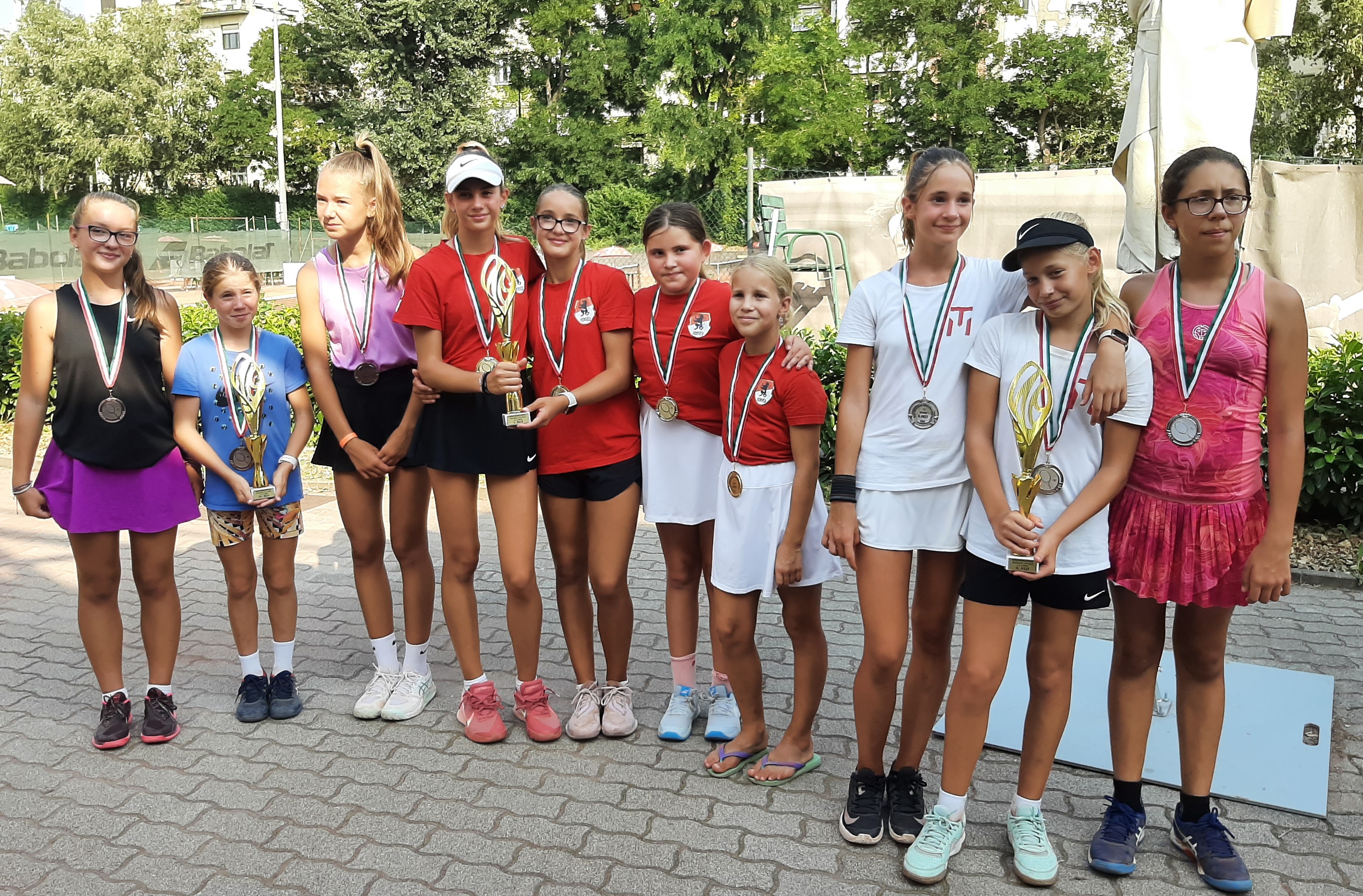 Az U12-es leányok dobogója, középen a honvédos bajnokok pirosban