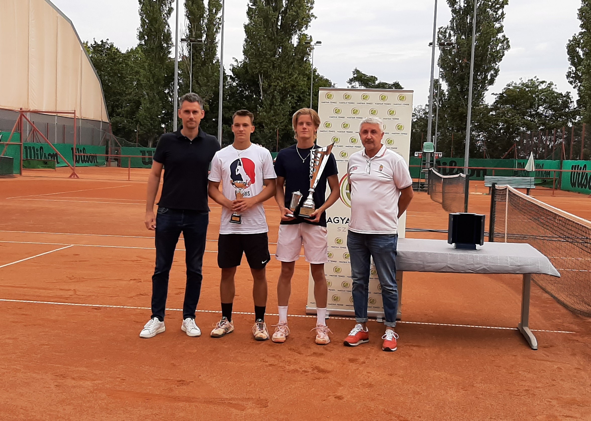 Bardóczky Kornél fejlesztési igazgató, Mészáros Patrik, Boros Attila és Guti János sportszakmai munkatárs a díjátadón (balról jobbra)