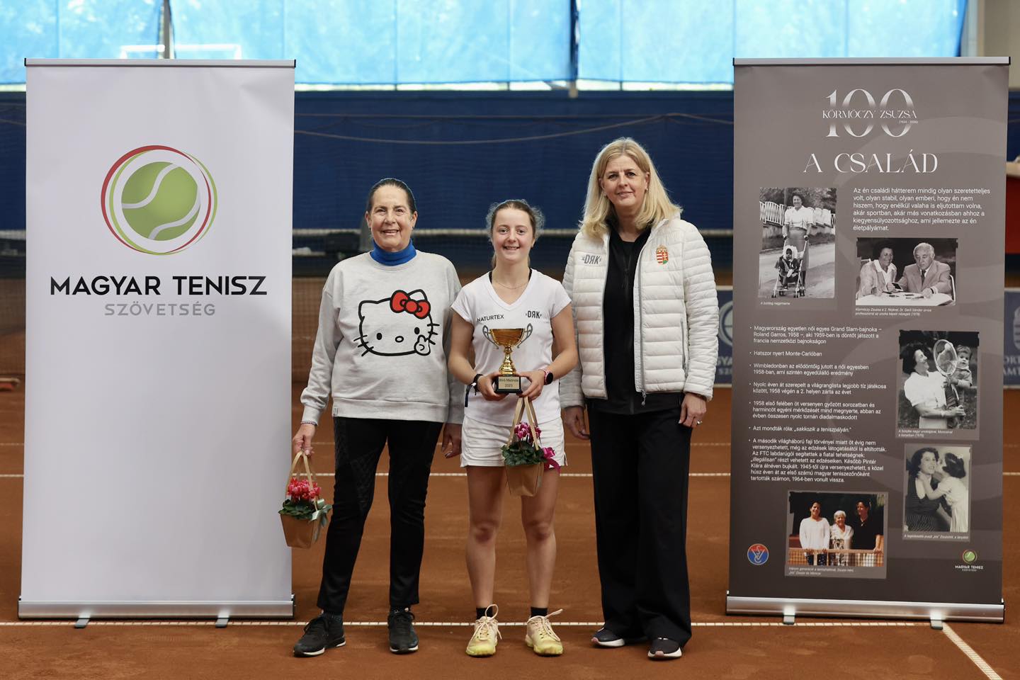 Ifj. Körmöczy Zsuzsa, Bíró Melinda és Schmitt Petra a 2023-as esztendő legjobb U16-os leányjátékosának járó díj átadásakor