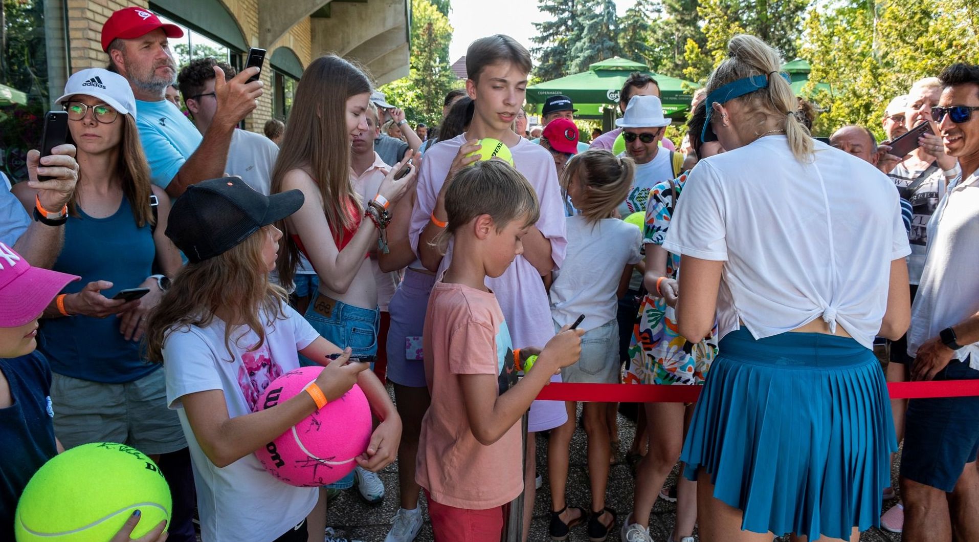 Stollár Fanny aláírásáért sorakoznak a szurkolók