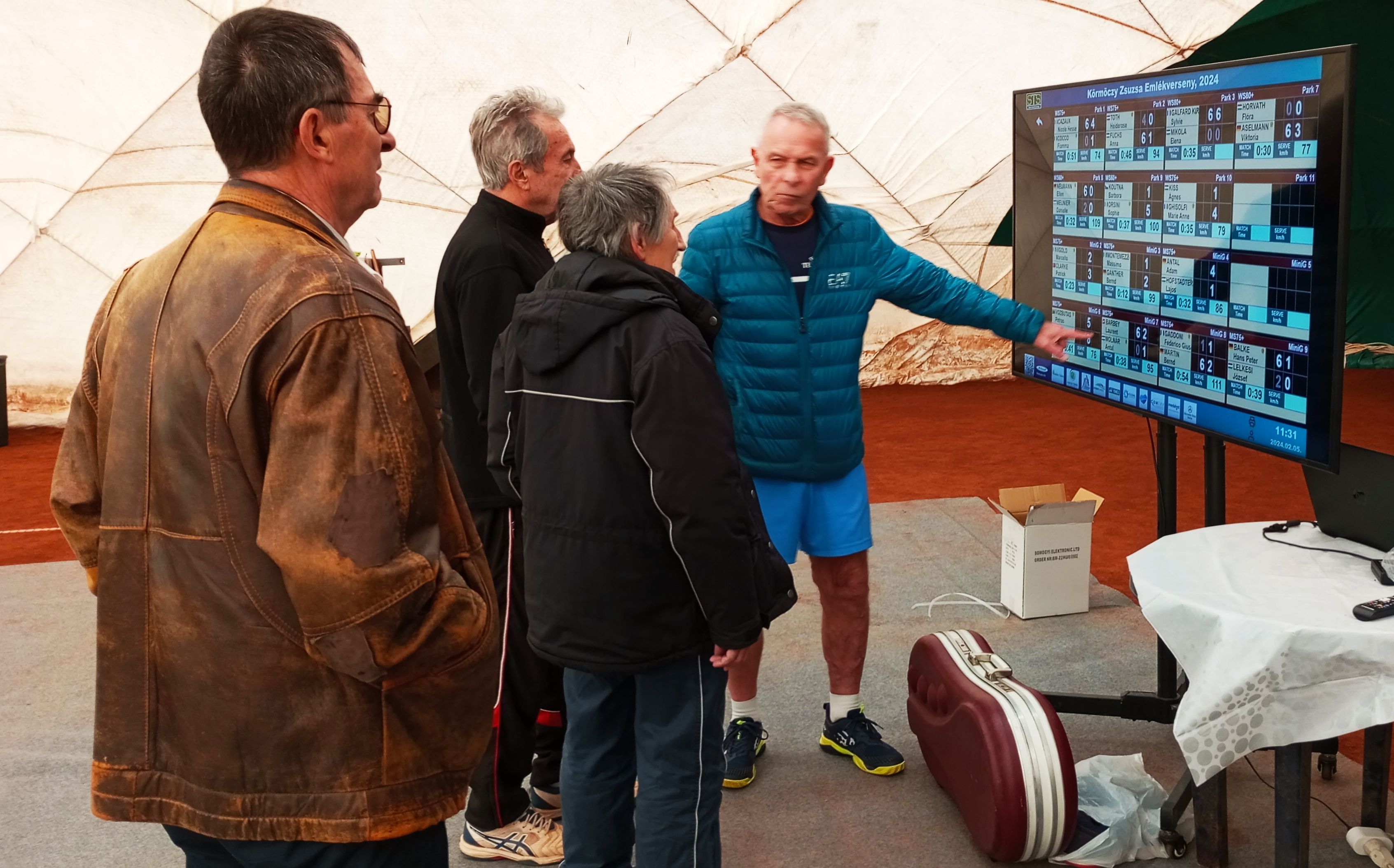 Az eredményeket latolgatják a tavalyi versenyen, a Mini Garros pályáin. A kép bal oldalán Orosz György, a 70+ korcsoport egyik esélyese