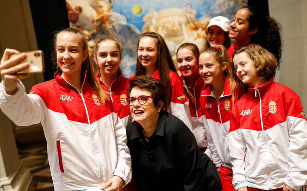 A 39-szeres Grand Slam-bajnok és a magyar fiatalok - Fotó: Billie Jean King/Twitter