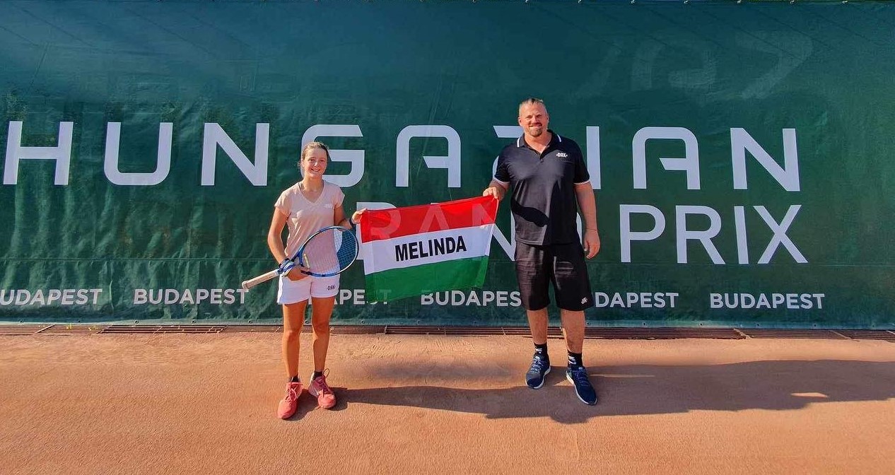 Bíró Melinda és Kiss György tavaly, a budapesti 250-es WTA-tornán, amelyen igen biztató játékot mutatott be a szegedi teniszező. Mestere idén már többet vár a felnőtt tornákon