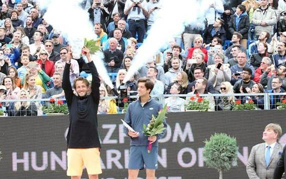 Szűcs Lajos akkori elnök (jobbról) a 2017-es torna eredményhirdetésén. A döntőben Lucas Pouille 6:3, 6:1-re nyert Aljaž Bedene ellen.