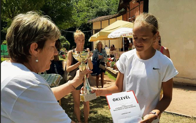 Kálmán Luca veszi át az L14 korosztály Budapest-bajnokának járó díjat Miklósi Ildikótól, a BTSZ főtitkárától