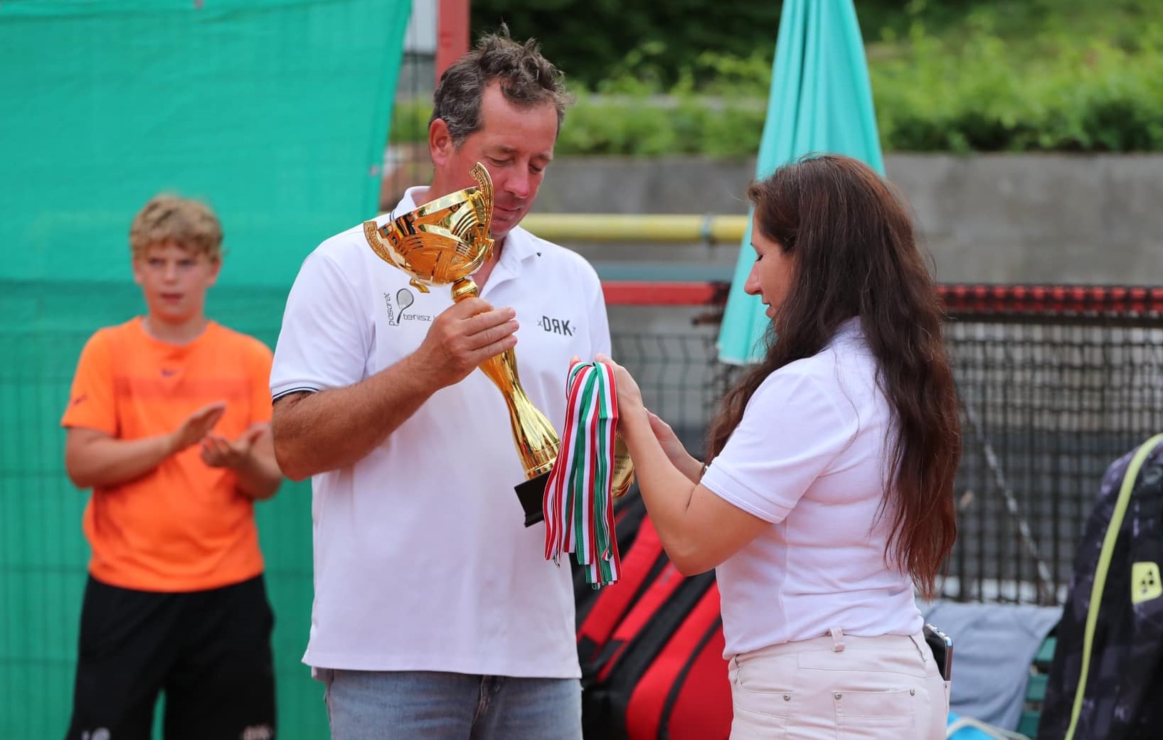 Győrbíró Zsolt átveszi a győztesnek járó kupát és érmeket