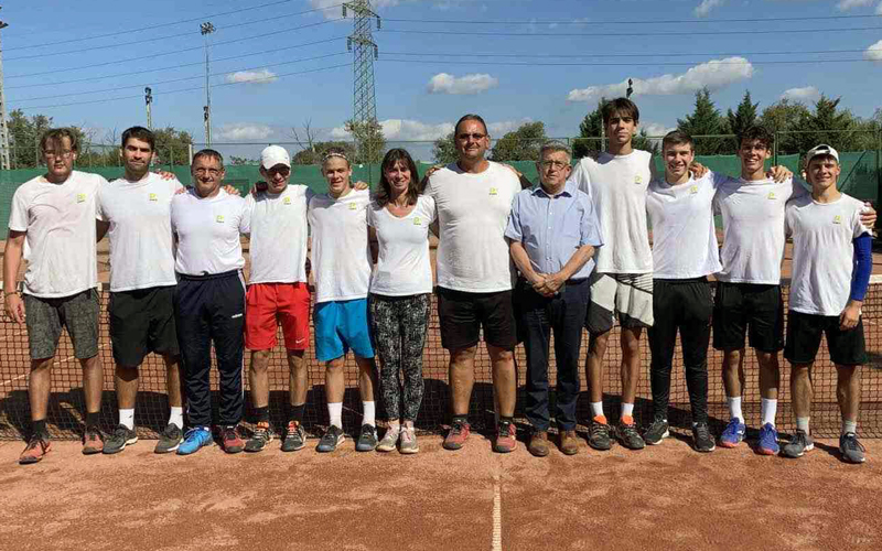 PG-Tenisz, balról jobbra: Reitmann Marcell, Ágoston Zsolt, Csendes Zsolt, Dancsák Márton, Gráf Bence, Punyi Krisztina edző, Punyi Gábor csapatkapitány, Kékesi Gábor örökös tag, Miljanic Marko, Tomori Benedek, Szombathelyi Benedek, Sztasák Jonatán. Nincs a képen Szakács Olivér, Stein Zsolt, Komanovics Ferenc és Csóll Péter