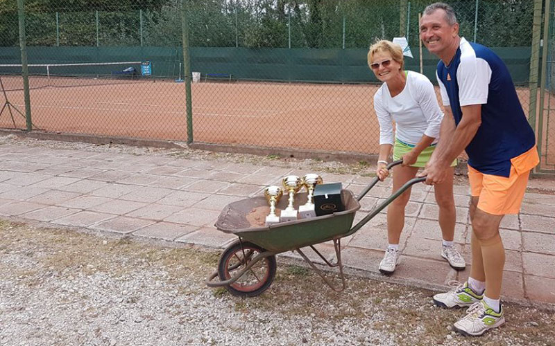 Bogár Szabó Éva és Szekrényes Zsolt talicskával tolta haza a trófeákat