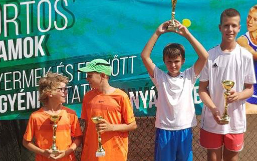 Az U12-es  párosdöntő után: Halmos Kornél, Paragi Zétény és a győztes Győri Lóránt, Varga Ákos duó 