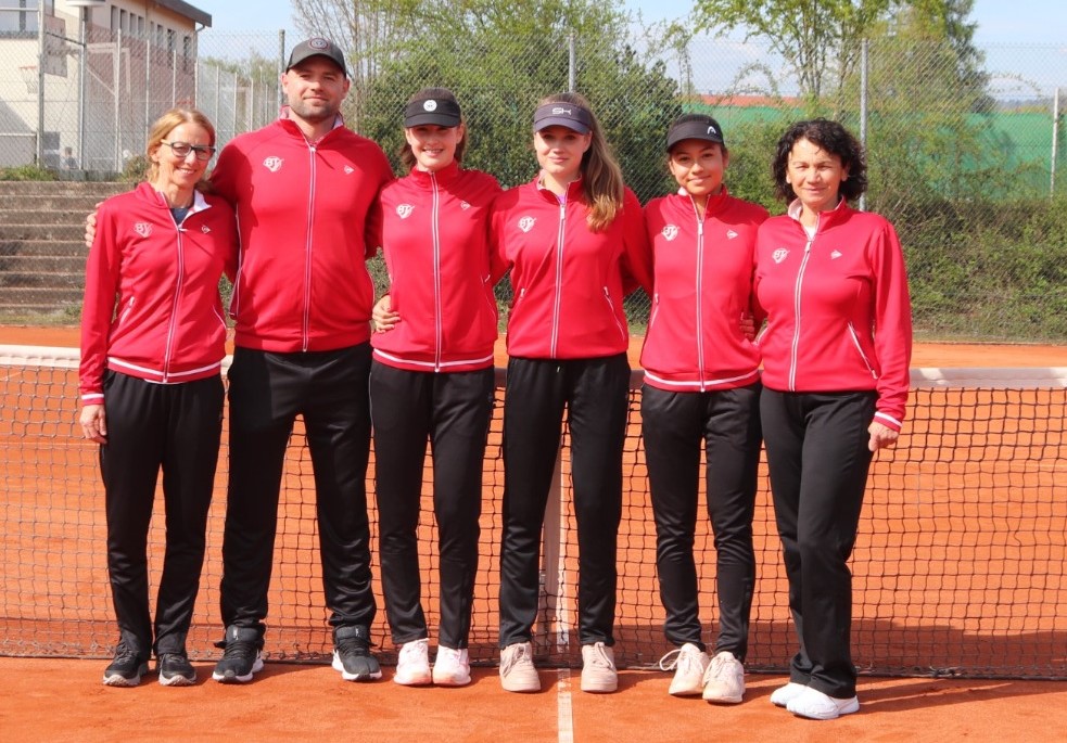 Zsiga Máté az U15-os leánycsapattal, a csapatorvossal (bal szélen) és a korábban Graffal és Beckerrel is dolgozó vezetőedzővel Suzanne Schaffnerrel (jobb szélen)